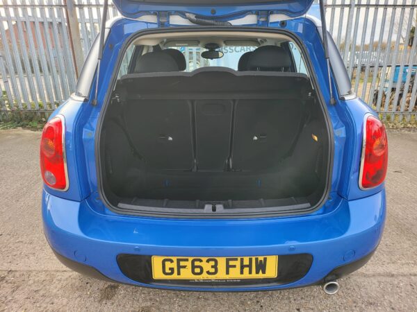 MINI COUNTRYMAN 2.0 Cooper D ALL4 5dr Auto 2013 (63) - Image 11