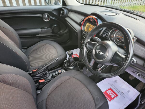 MINI HATCHBACK 1.5 One D 3dr 2017 (66) - Image 12